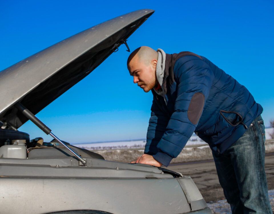 Baterie descărcată la mașină pe marginea șoselei.